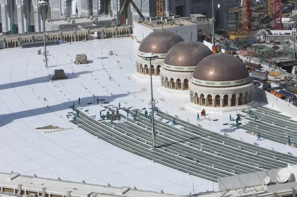 Des Travailleurs Recueillent Des Tapis Prière Harama Kaaba — Photo