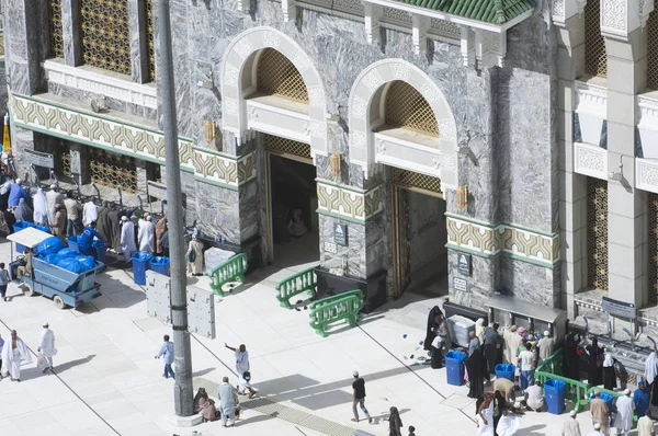 カーバ神殿でメッカ サウジアラビアのアル ハラームのゲートで巡礼者 — ストック写真