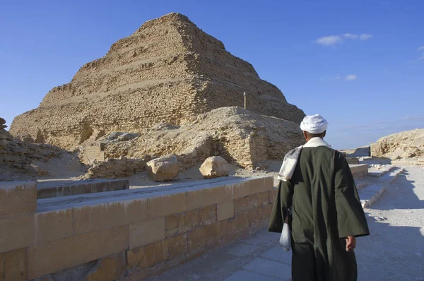 Egyptian man near Saqqara pyramid in Giza — Stock Photo, Image