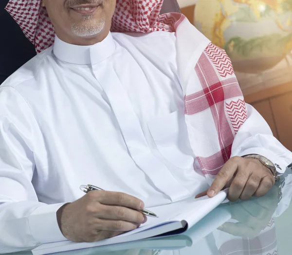 Посміхаючись Старший Саудівської Аравії Бізнесмен Руки Написання Своєму Столі — стокове фото