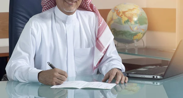 Старший Саудівської Аравії Бізнесмен Руки Написання Його Бюро Ноутбуком — стокове фото