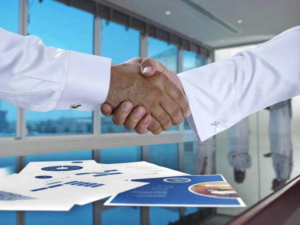沙特商人握手 在会议室里达成协议或交易 — 图库照片