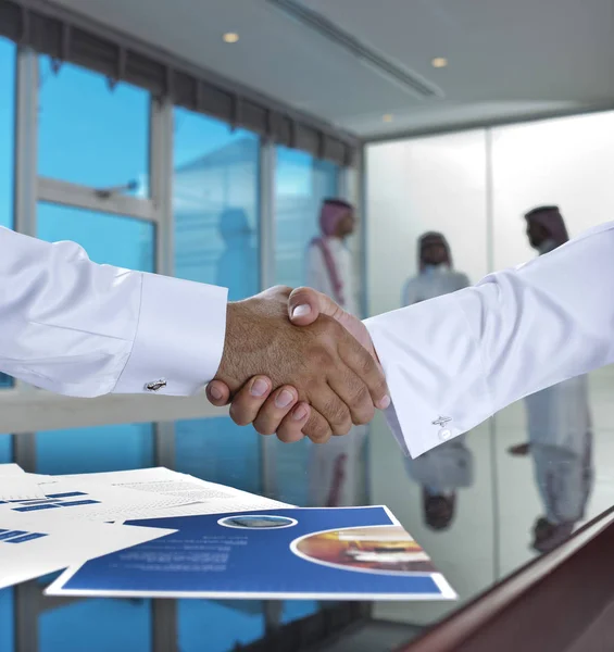 Saudi Arab Businessmen Shaking Hands Making Agreement Deal Meeting Room — Stock Photo, Image