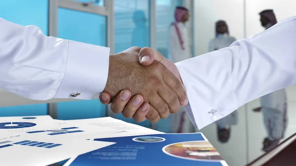 沙特商人握手 在会议室里达成协议或交易 — 图库照片