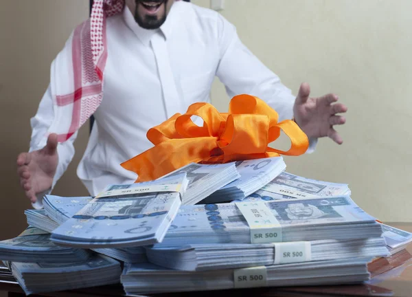 Arabe Saoudien Surprisé Avec Des Piles Argent Sur Table Appoint — Photo