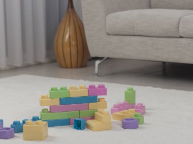 Oturma odası iç zemin halı üzerinde oyuncak tuğla ile