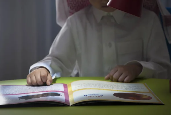 Саудівської Аравії Хлопчик Читати Історію Столом Лампою Крупним Планом — стокове фото