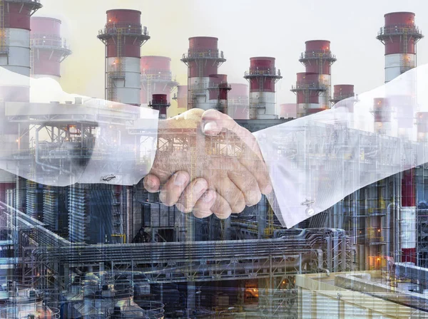 El sıkışma çoklu pozlama ile arka planda bir elektrik santrali