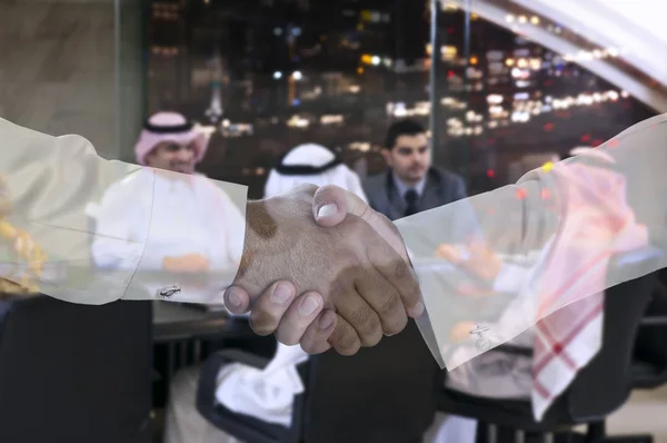 握手多曝光与沙特商人会议背景 — 图库照片