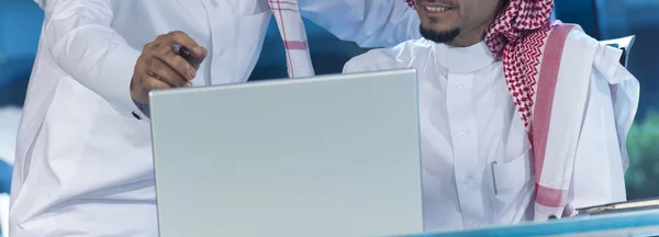 Dua Pengusaha Timur Tengah Meja Kerja Pada Laptop — Stok Foto