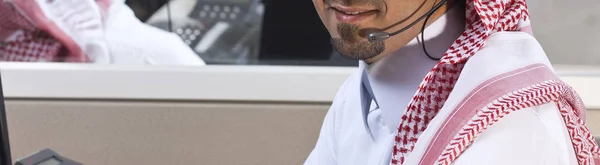 Potret Seorang Karyawan Timur Tengah Yang Tersenyum Dengan Menggunakan Headphone — Stok Foto