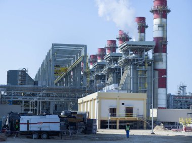 Güneşli bir günde bir santral dış endüstriyel arka plan bulanık görüntü