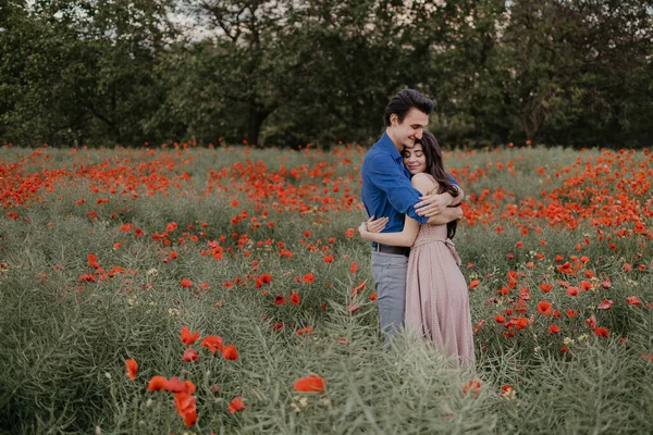 Heureux couple dans les champs de pavot heure d "été — Photo