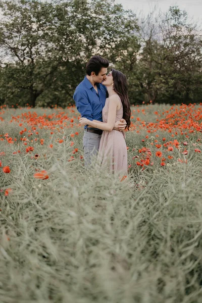 Heureux couple dans les champs de pavot heure d "été — Photo