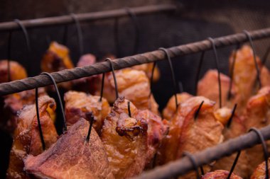 Lezzetli domuz biftek ve kaburga içinde eski moda keşhanede eşek muhabbeti kol füme