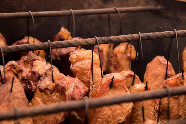 Lezzetli domuz biftek ve kaburga içinde eski moda keşhanede eşek muhabbeti kol füme