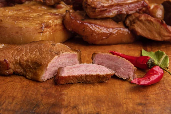 Carne Ahumada Rodajas Sobre Tablero Madera Con Pimienta Roja Fondo —  Fotos de Stock