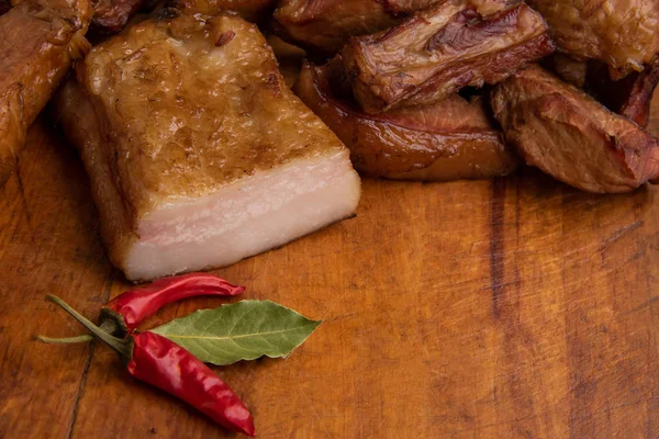 Costillas Cerdo Ahumado Carne Sobre Tabla Madera Con Papel Rojo —  Fotos de Stock