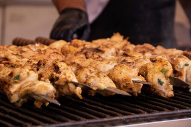 Şiş üzerinde kavrulmuş et ızgara şiş kebap