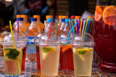 Serinletici içecekler limonata gözlük ile tübüllerin