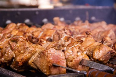 Yakın çekim asabi ızgara şiş kebap şişleri üzerinde
