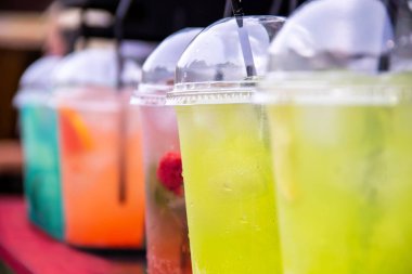 Multicolour içecekler limonata gözlük tübüllerin ile yenileme