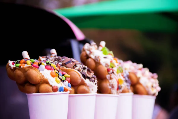 Diferentes tipos de obleas de Hong Kong con helado con frutas confitadas y chocolate — Foto de Stock