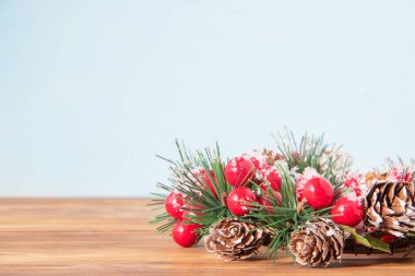 Güzel Noel çelenk, yeni yıl için geleneksel dekorasyon ahşap arka plan üzerinde tatil için