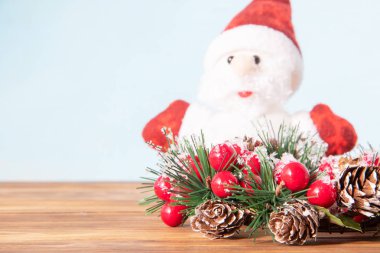 Güzel Noel çelenk, yeni yıl için Noel Baba ile geleneksel dekorasyon ahşap arka plan üzerinde tatil için