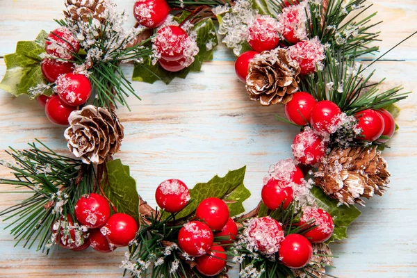 Adventskranz auf blauem Holzbrett, traditionelle Dekoration für das neue Jahr zum Feiertag — Stockfoto