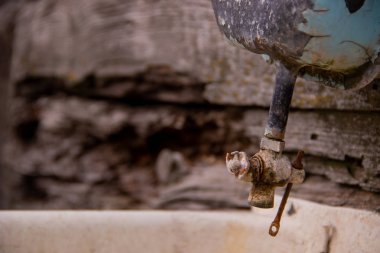 Eski bir lavabo ve musluk suyu yoksullar için