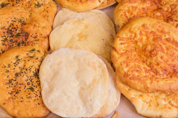 Sokak gıda fastivale üzerinde Doğu mutfağı plaka üzerinde silindir mini değirmenler ve khachapuri farklı türleri vardır