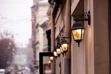 Evin bir cephe üzerinde parıldayan parlak fener ile akşam sokak