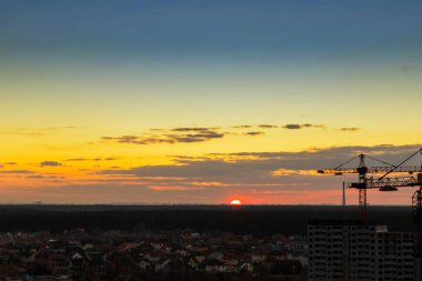 Şaşırtıcı günbatımı gökyüzü arka plan üzerinde endüstriyel Yapı İnşaat kule vinç, Vinç