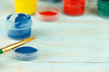 Yakın çekim boya ve fırça Paskalya yumurta Paskalya crufts çok renkli ahşap zemin üzerine