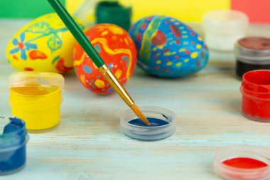 Yakın çekim boya ve fırça Paskalya yumurta Paskalya crufts çok renkli ahşap zemin üzerine