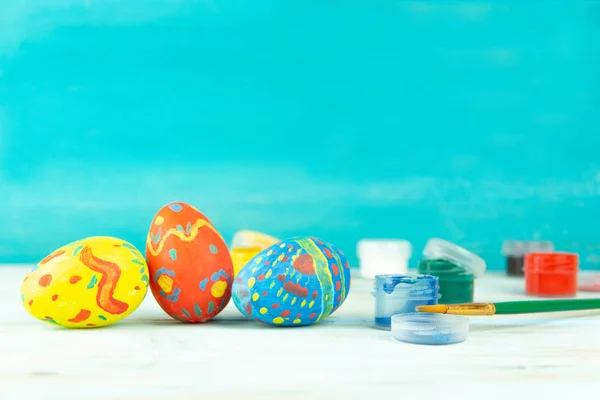 Χρώμα χειροποίητα Πασχαλινά αυγά σε μπλε φόντο, praparetion για το Πάσχα — Φωτογραφία Αρχείου
