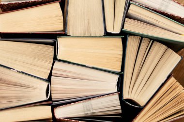 Pek çok kitap açık kitap ve çeşitli kitaplar yığınları kazık boşaltmak zemin üzerine