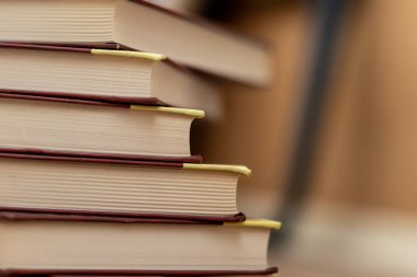 Pek çok kitap yığınları ve boşaltmak yığını çeşitli kitaplar