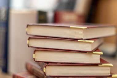 Pek çok kitap yığınları ve boşaltmak yığını çeşitli kitaplar