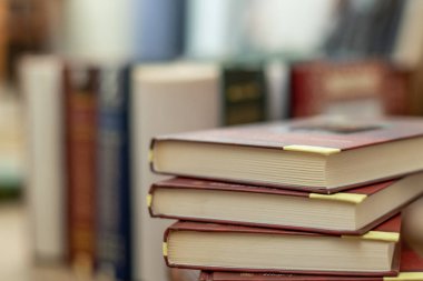 Çeşitli kitapların arka plan ve boşaltmak birçok kitap yığınları yığını