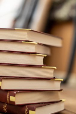 Pek çok kitap yığınları ve boşaltmak yığını çeşitli kitaplar