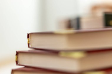 Çeşitli kitapların birçok kitap yığınları yığını