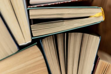 Pek çok kitap yığınları. Ahşap masa ciltli kitaplar.