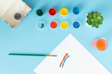 Kırmızı ve mavi çizgi yeşil succulent, çok renkli boyalar ve yazıt için yer ile mavi bir arka planda fırça ile kağıt boya beyaz levha boyama için ayarlayın