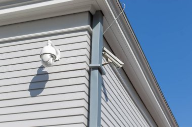 Modern Bina video güvenlik kamerası yerinde Iki Güvenlik Kamerası izliyor