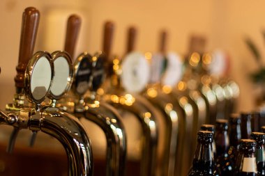 Zanaat bira farklı tür ile bir barda bira musluklar