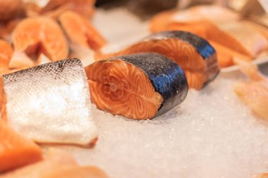 Pazarda buz üzerinde taze somon biftek