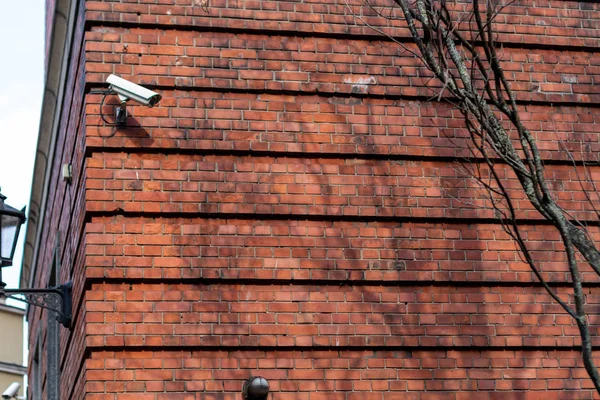 Dos cámaras de video vigilancia en la ubicación en el cielo azul de fondo — Foto de Stock