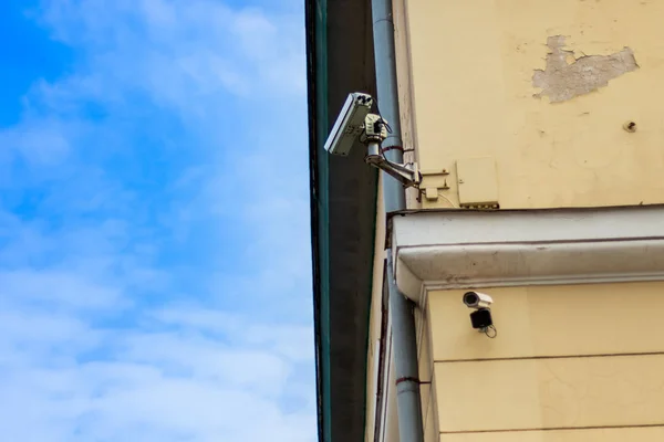 Deux caméra de surveillance vidéo sur place sur fond bleu ciel — Photo